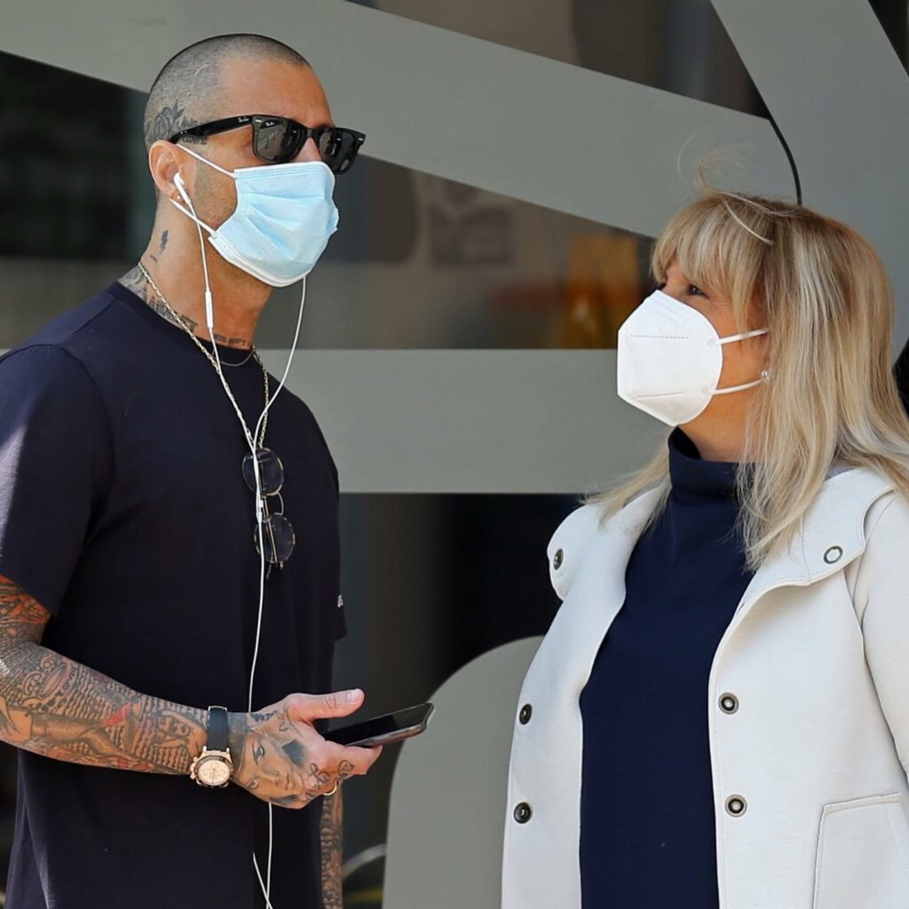 Eccolo, il nostro eroe moderno, Fabrizio Corona, l'uomo che ha fatto della cronaca rosa il suo pane...