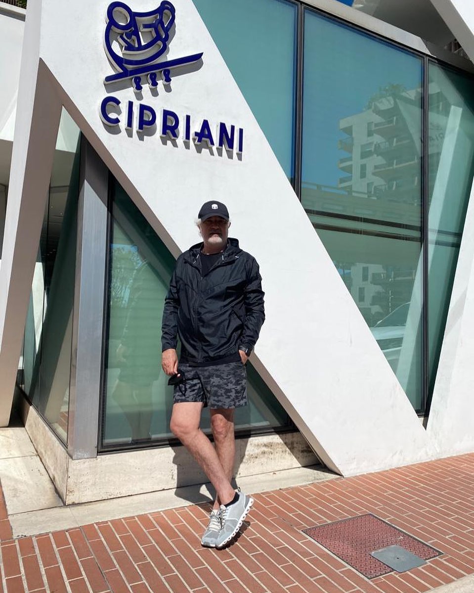 Flavio Briatore Anche oggi camminata mattutina prima di iniziare il lavoro.
Buona giornata a tu...