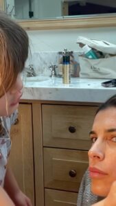 Elisabetta Canalis, È difficile trovare sul mercato una truccatrice altrettanto brava come hair styl… su Instagram per i suoi fan