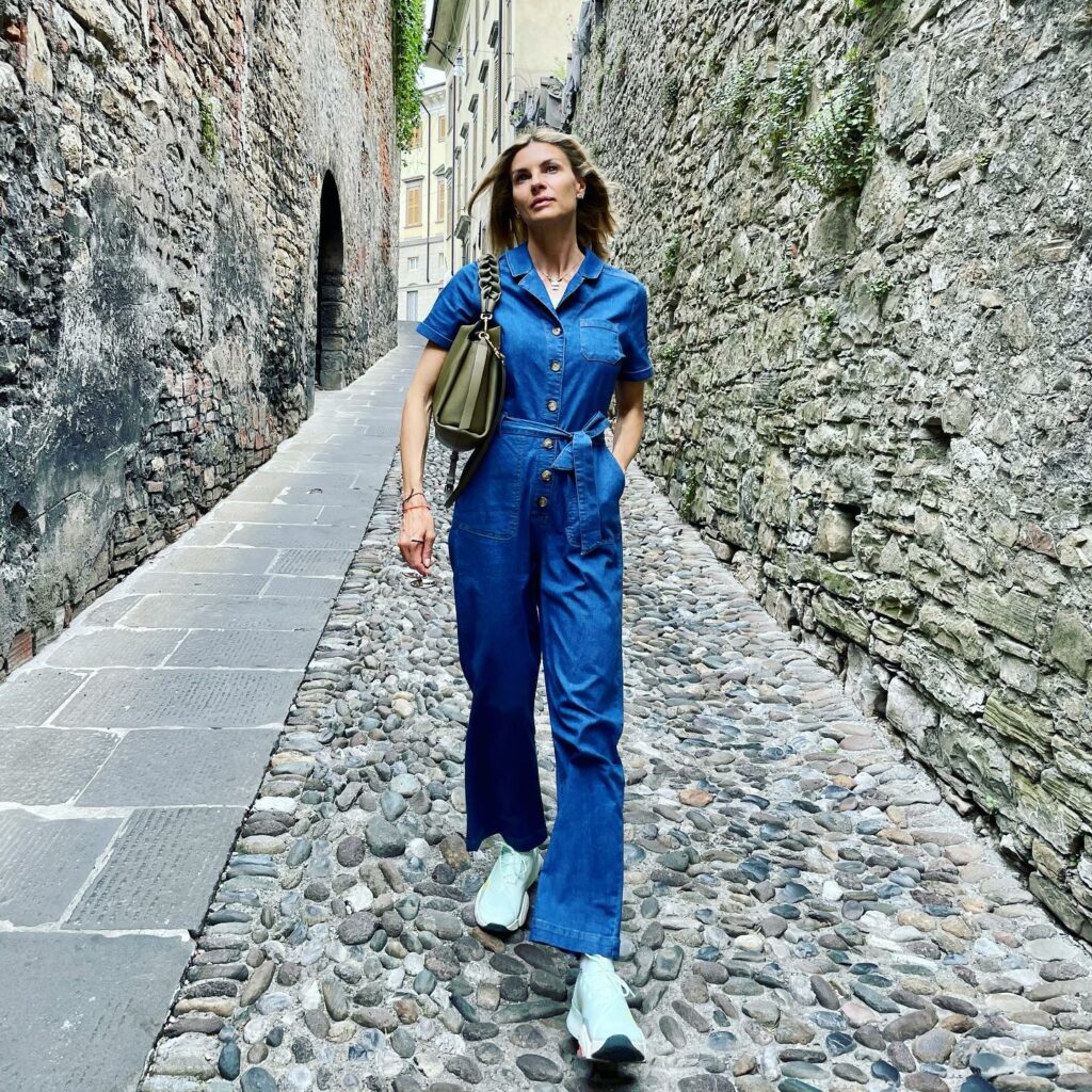 Martina Colombari, Chissà se gli sguardi persi ogni tanto lo trovano davvero quello che stanno cerc… su Instagram per i suoi fan