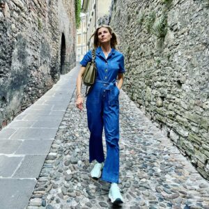 Martina Colombari, Chissà se gli sguardi persi ogni tanto lo trovano davvero quello che stanno cerc… su Instagram per i suoi fan