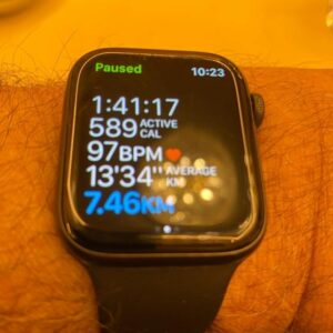 Viaggiare in prima classe, guidare auto di lusso, riservare interi resort solo per sé: chi se non...