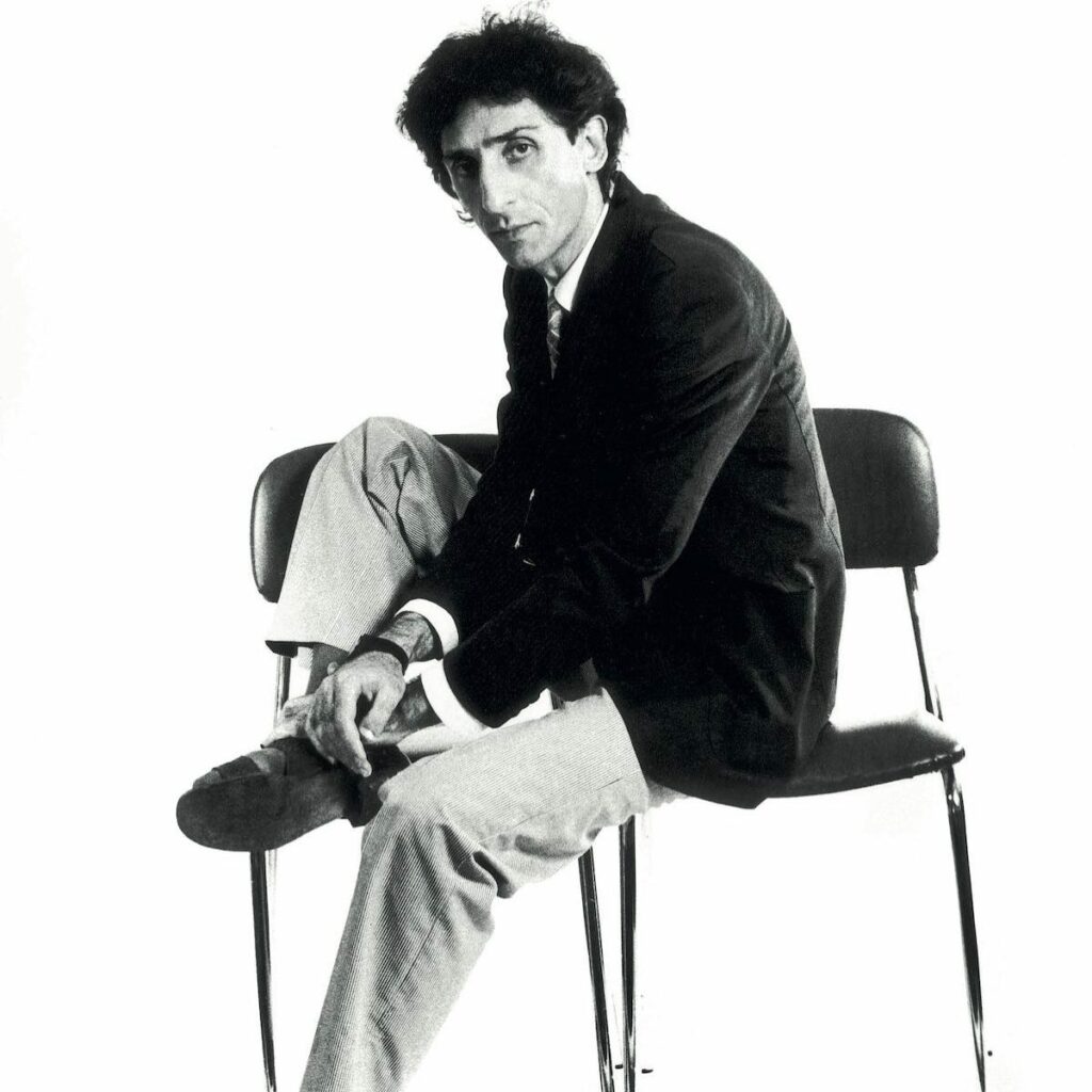 Fabrizio Corona, il re del gossip e del trash, l'uomo che ha fatto del suo nome un brand e della sua...