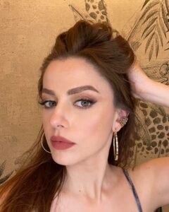 Annalisa è la tipica persona che non passa inosservata: una carica di simpatia, una parlantina...