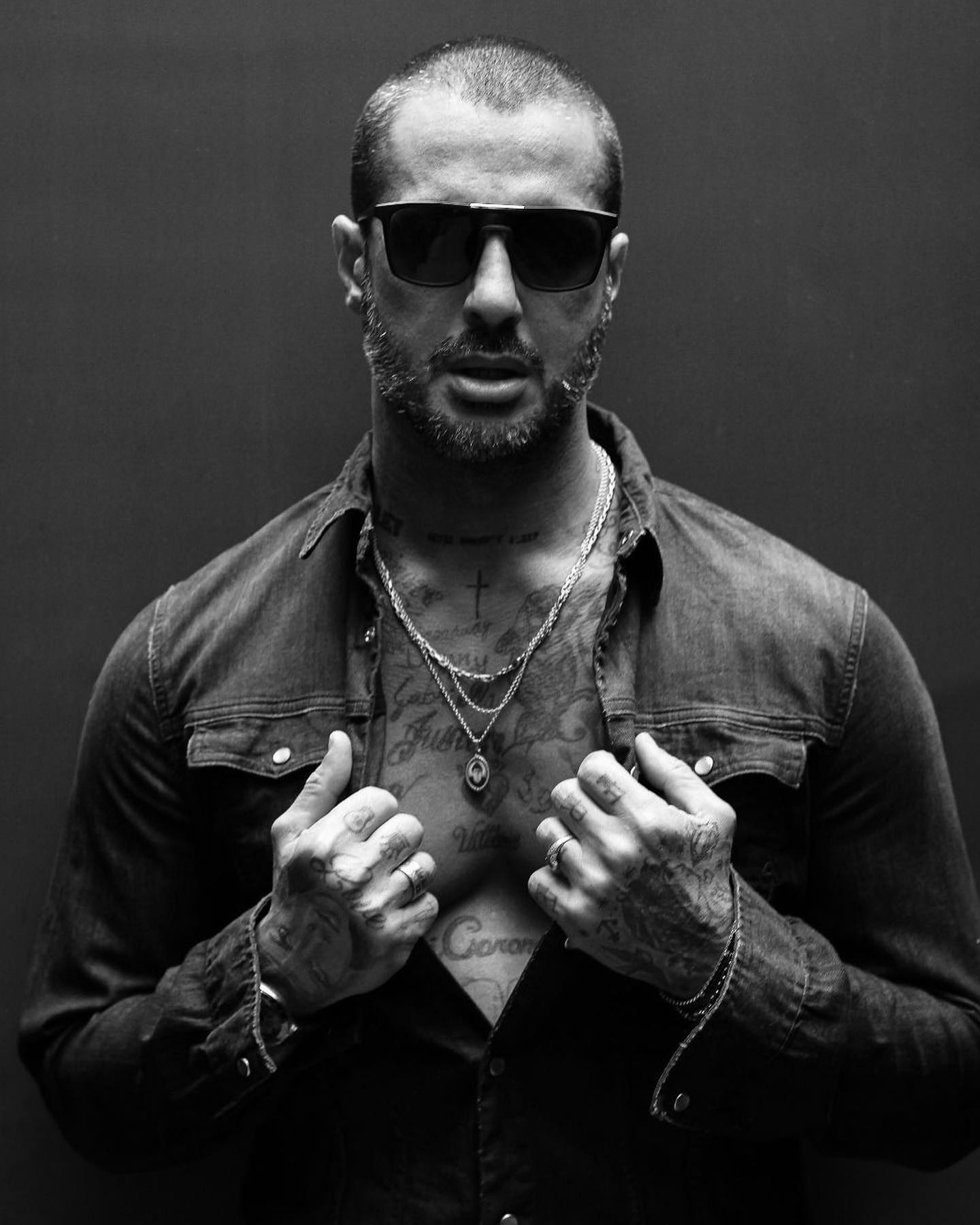 Fabrizio Corona CHI MI ODIA È PERCHÉ‘ VORREBBE ESSERE COME ME ....