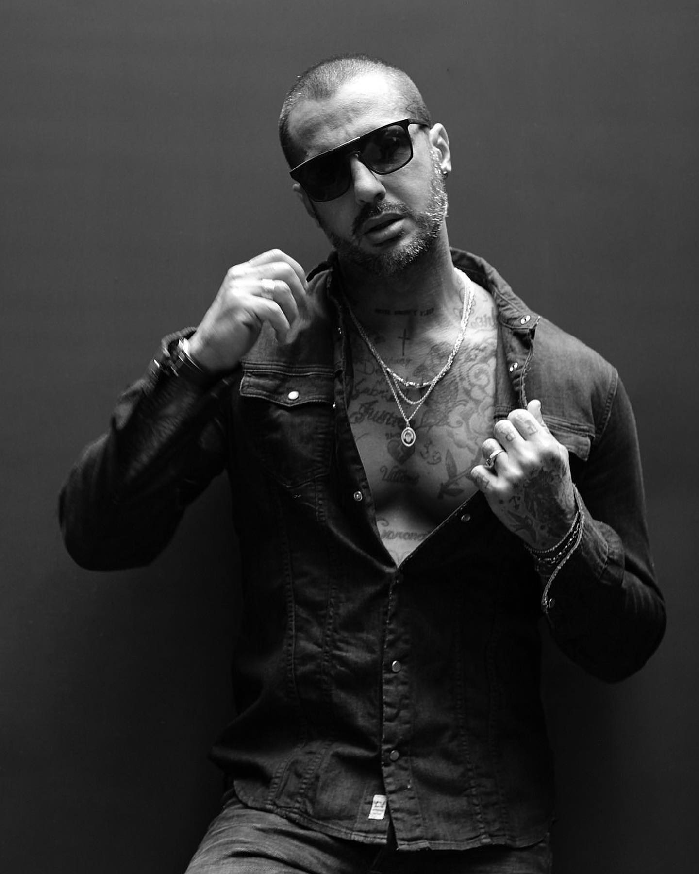 Fabrizio Corona CHI MI ODIA È PERCHÉ‘ VORREBBE ESSERE COME ME ....