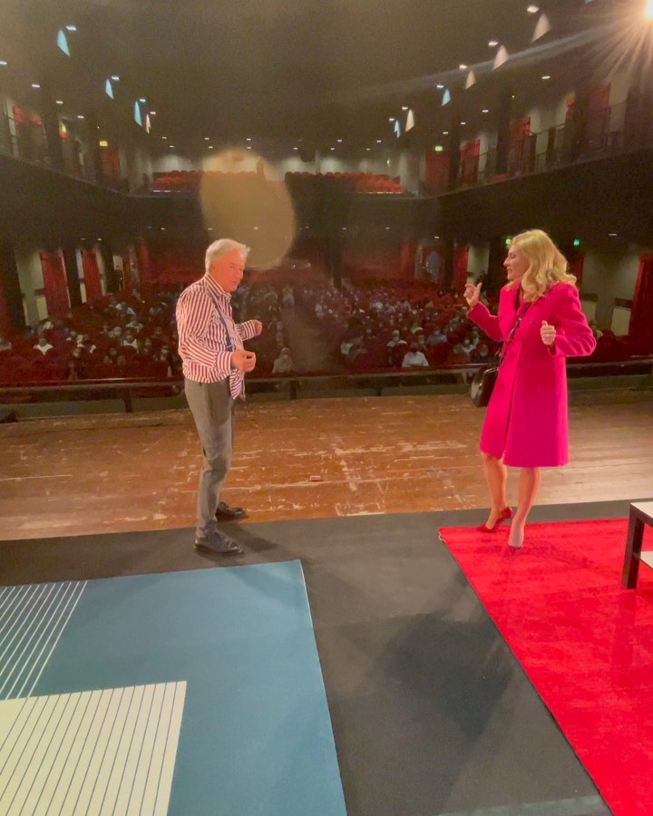 Martina Colombari Non ci sono parole per descrive l’emozione di questa sera.
Tornare a teatro dop...