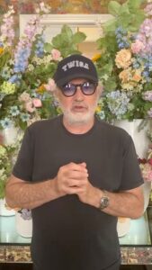 Vi presento il magnate della discoteca, il re del jet set, il guru del gossip: Flavio Briatore!...