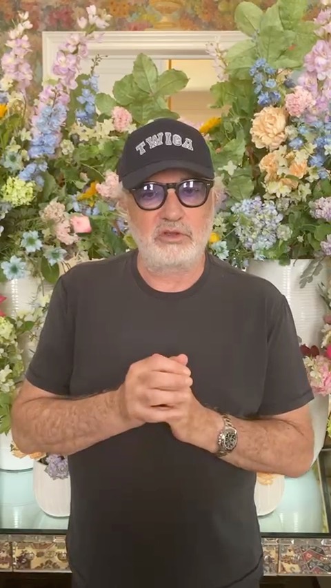 Vi presento il magnate della discoteca, il re del jet set, il guru del gossip: Flavio Briatore!...