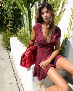 Elisabetta Canalis, un mix esplosivo di bellezza, talento e ironia che ha conquistato il cuore di...