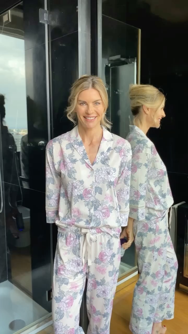 Ah, Martina Colombari, l'eterna icona di bellezza e simpatia che tutti conosciamo e amiamo. Con quel...