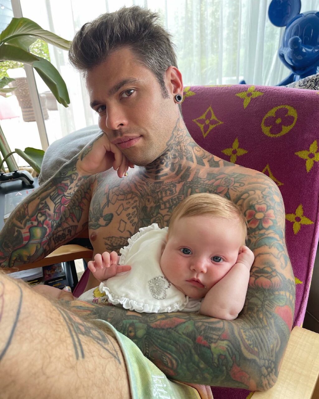 Ciao amici! Oggi parliamo di un personaggio che divide le opinioni come pochi: lui è Fedez, rapper...