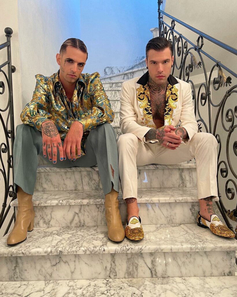 Fedez, Quando stai aspettando da un’ora e ti dice ancora 5 minuti e scendo… su Instagram incanta i suoi fan