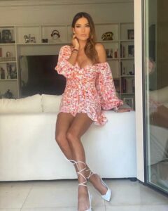 Elisabetta Gregoraci, Buongiorno a voi oggi così un po’ indecisa…vestitino a fiori o bianco? Quale p… su Instagram incanta i suoi fan