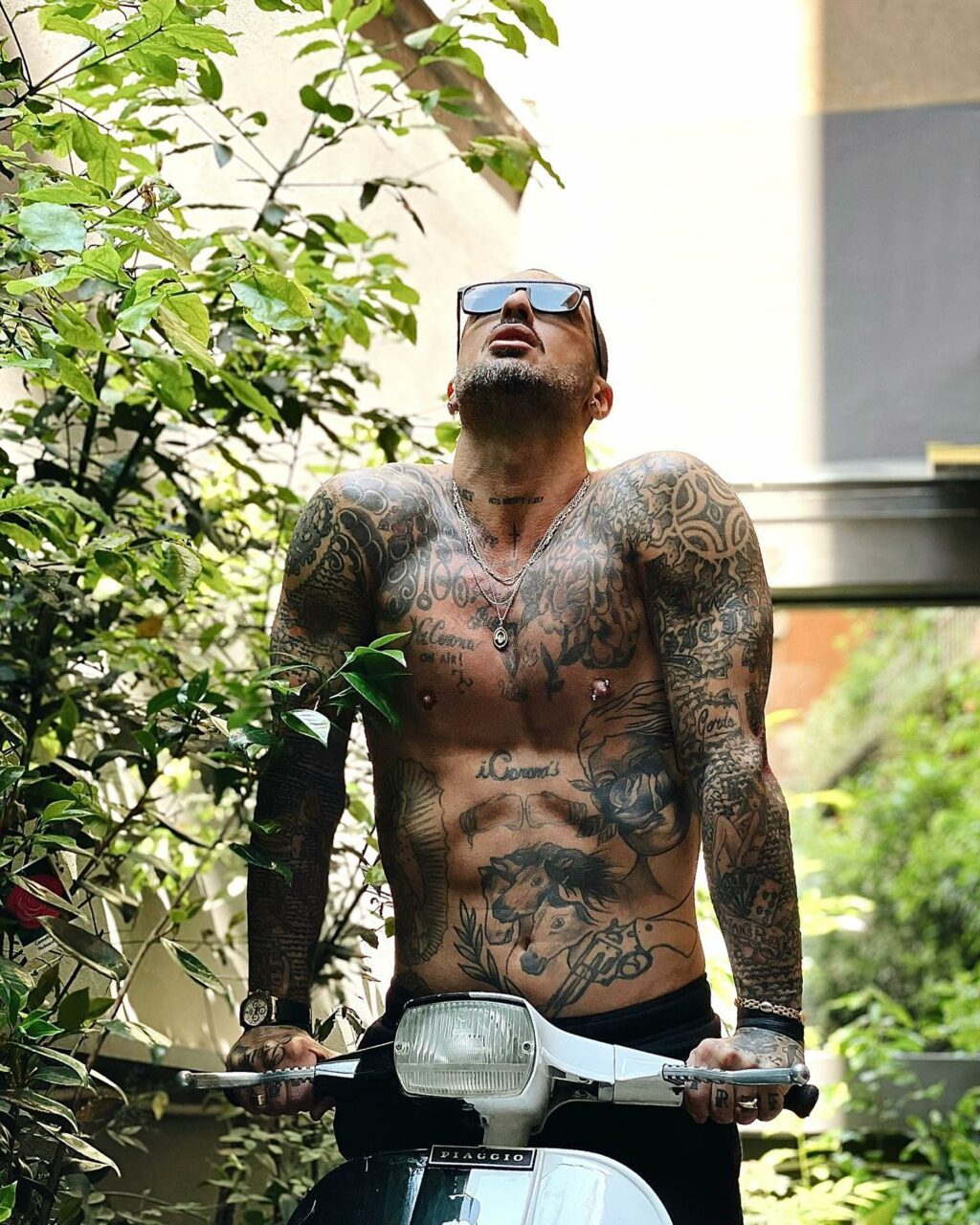 Fabrizio Corona, HO BISOGNO DI RESPIRARE . DI VIVERE . SONO STANCO . DI TUTTO E DI TUTTI VOI …. su Instagram per i suoi fan