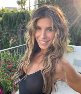Oh Elisabetta Canalis, la regina italiana dell'ironia e della simpatia! Con il suo fascino...