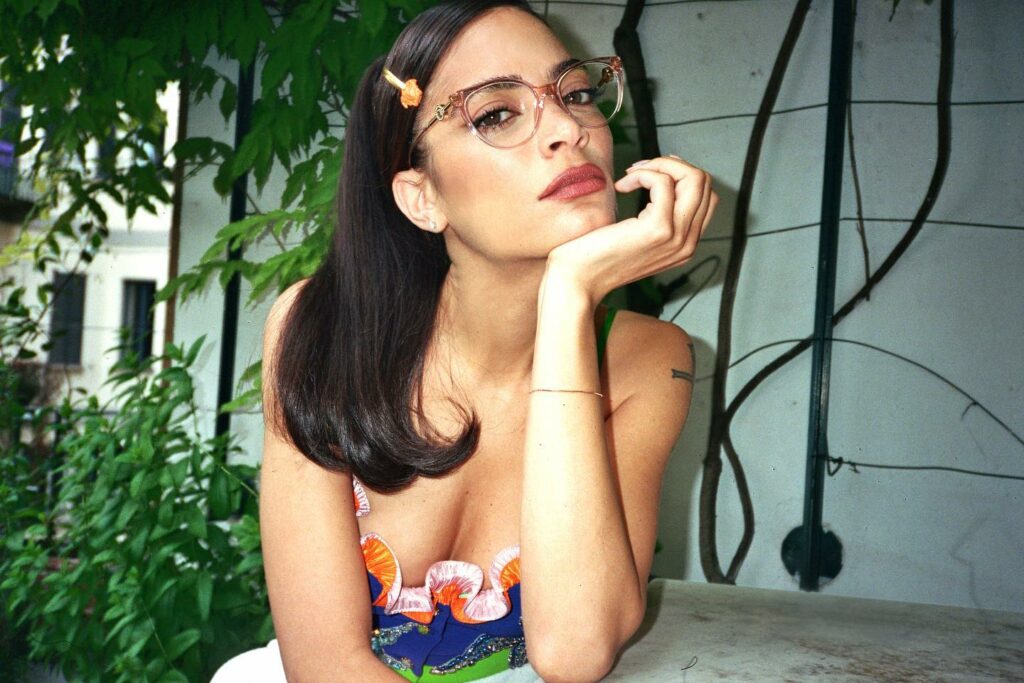 Eccola qui, la regina del pop italiano, la nostra amata Elodie! Con il suo stile unico e la sua voce...