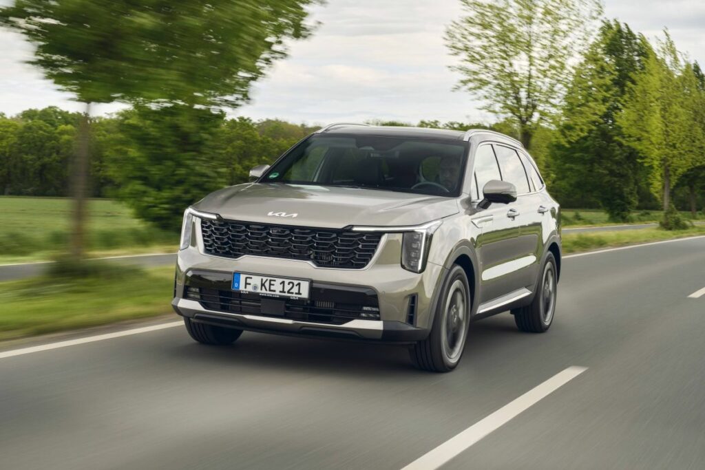 Il nuovo Kia Sorento è caratterizzato da una grande versatilità, offrendo 7 posti di serie, comfort...