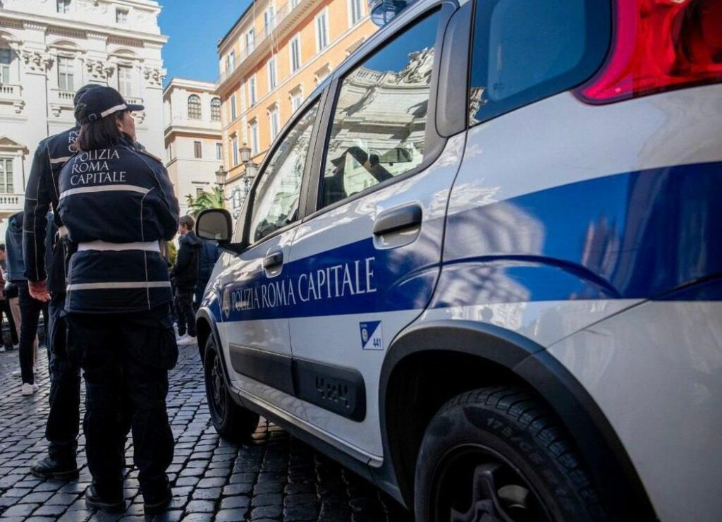 Turista multato per aver tentato di immergersi nella fontana di Trevi a Roma