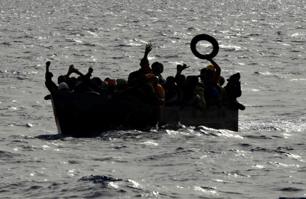 A Lampedusa il 30 dicembre 2023, il numero di migranti sbarcati in Italia è aumentato del 50%...