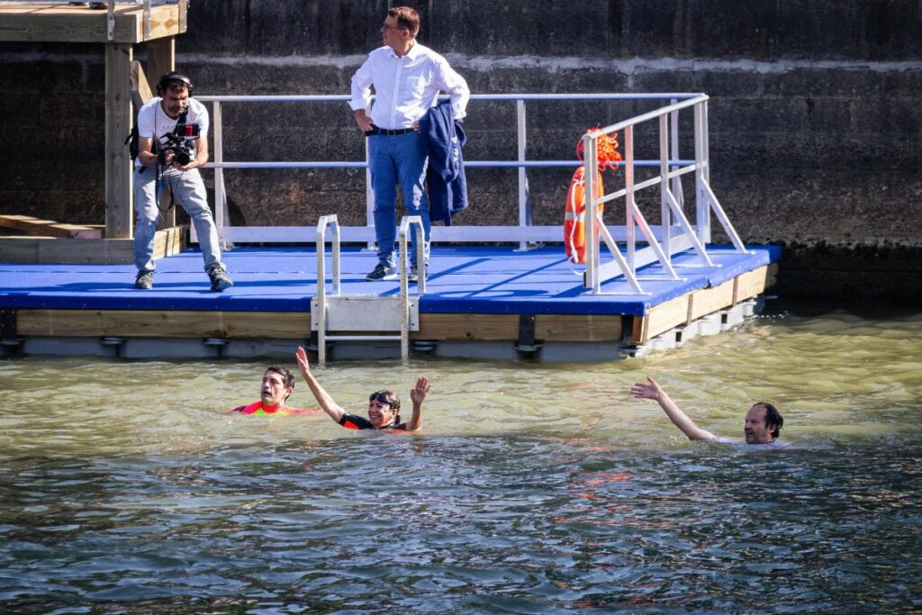 La sindaca di Parigi Anne Hidalgo si è tuffata nelle acque della Senna presso Bras Marie insieme a...