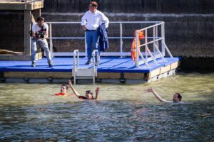 La sindaca di Parigi Anne Hidalgo si è tuffata nelle acque della Senna presso Bras Marie insieme a...