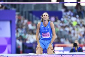 Il 7 agosto 2024, Gianmarco Tamberi, atleta italiano, si concentra sul traguardo durante le...