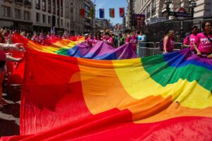 Studio di Booking.com: il 59% dei viaggiatori LGBTQ+ ha riscontrato discriminazioni