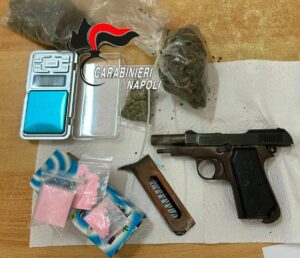 A Napoli tre giovani arrestati con cocaina rosa e pistola nascoste