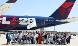 La bandiera olimpica è arrivata a Los Angeles per i prossimi Giochi Olimpici estivi del 2028, dopo...