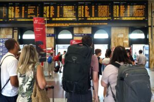 A maggio, l'Italia ha registrato un avanzo di 2,8 miliardi nella bilancia dei pagamenti turistica...