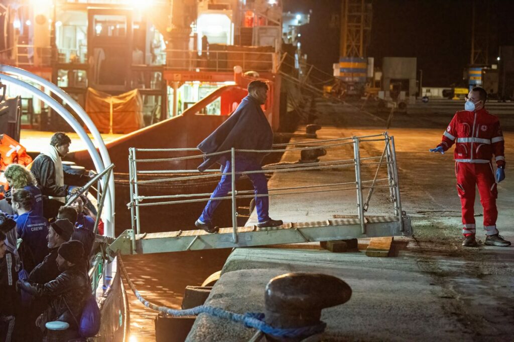 Il numero di attraversamenti irregolari delle frontiere dell'UE nel 2024 è sceso del 36% a 113.400...