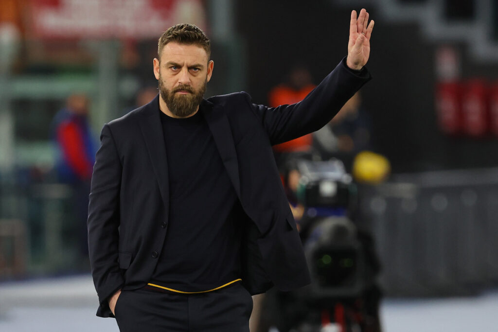 Il nuovo allenatore della Roma, Daniele De Rossi, ha debuttato in panchina contro l'Hellas Verona...