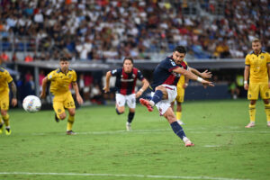 Riccardo Orsolini apre le marcature su rigore per il Bologna contro l'Udinese, ma Giannetti pareggia...