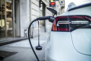 La Commissione Europea rivede i dazi sulle importazioni di auto elettriche cinesi