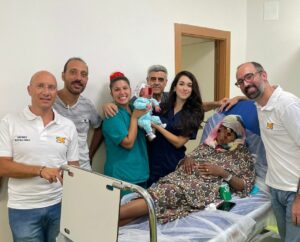 Una migrante partorisce sul barcone e viene soccorsa insieme alla sua bambina a Lampedusa.