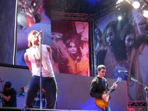 I fratelli Gallagher hanno annunciato la reunion degli Oasis dopo 15 anni. Il tour partirà nel Regno...