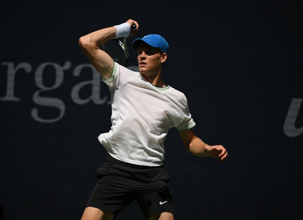 Il giovane tennista Jannik Sinner ha ottenuto una vittoria ai primi turni degli US Open, dopo una...