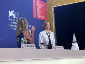 Sigourney Weaver si dichiara elettrizzata dalla candidatura di Kamala a Venezia