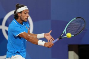 Lorenzo Musetti ha vinto una battaglia epica al quinto set agli Us Open, avanzando al terzo turno...
