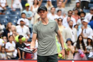 Il giovane tennista Jannik Sinner si qualifica per il terzo turno degli US Open dopo una vittoria...