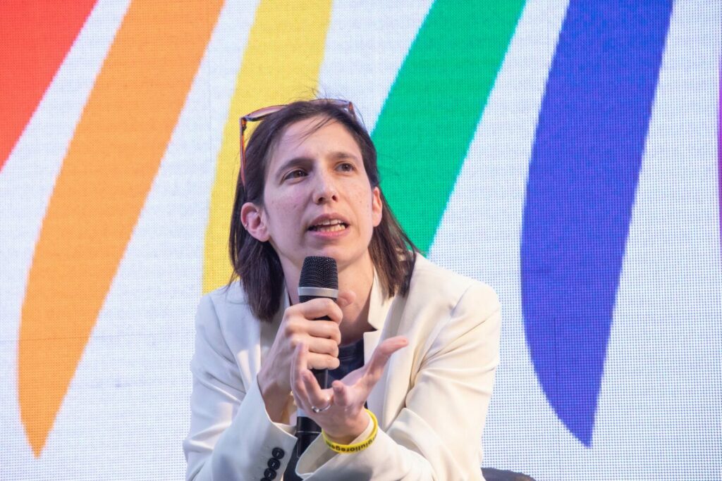 Nell'autunno, la priorità per Elly Schlein è la questione sociale, criticando il governo per la...