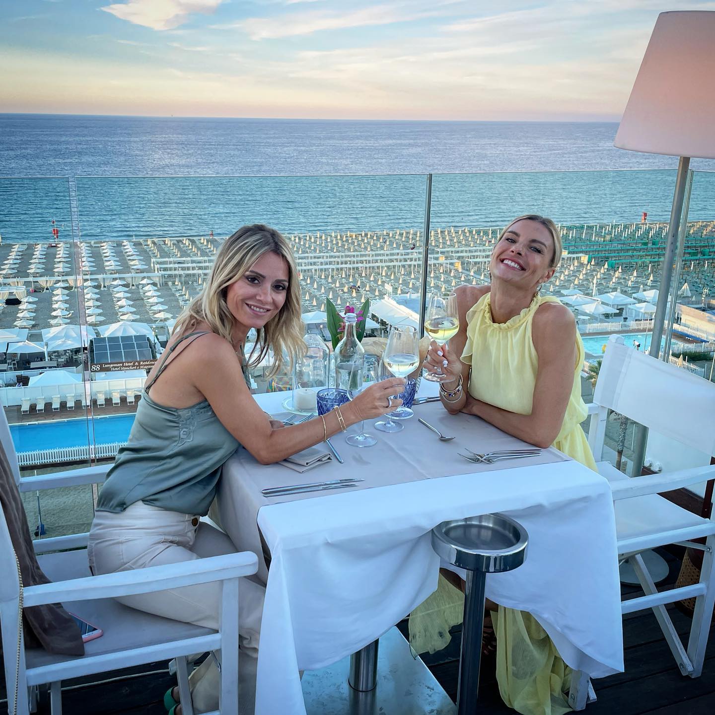 Martina Colombari CIN CIN A NOI !
Una super amicizia dal 1998 !
( Ed e’ come il primo giorno.......