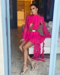 Immaginate una donna così perfetta che sembra uscita direttamente da un quadro di Botticelli, con i...