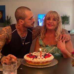 Una giornata nella vita di Fabrizio Corona è come un episodio di una serie tv drammatica, con colpi...