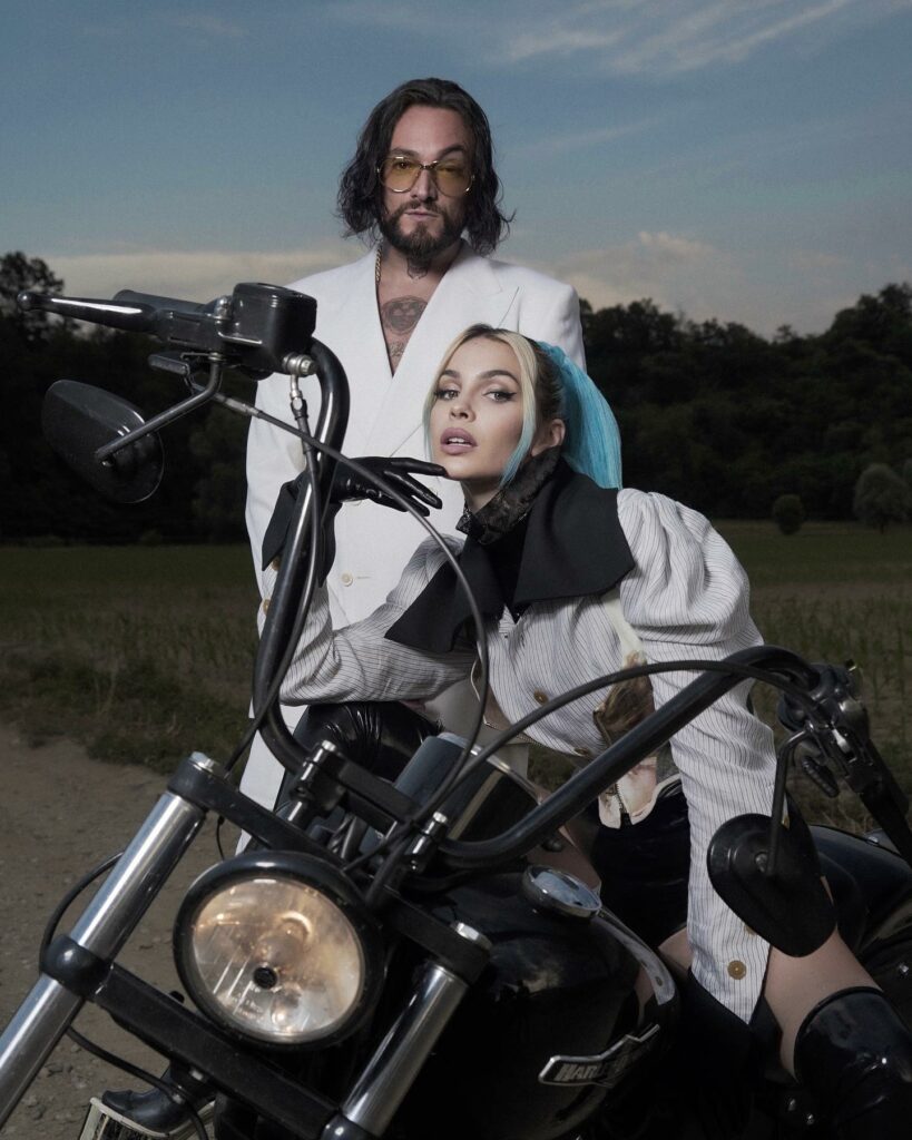 Rose Villan, ELVIS ft   prod.   FUORI ORA OVUNQUE !!!… su Instagram per i suoi fan