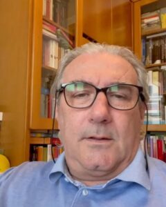 Fabrizio Corona, noto provocatore e paparazzo italiano, ha fatto parlare di sé per anni con le sue...