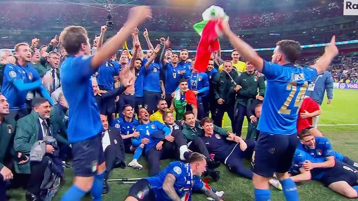 Elisabetta Canalis Mai come adesso avevamo bisogno di questo.
Grazie ragazzi
We are the champions...