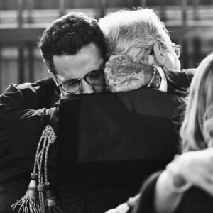 Fabrizio Corona, l'imprenditore dell'arte di paparazzare i paparazzi, il re dei selfie in compagnia...