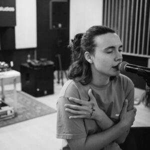 Benvenuti nel meraviglioso mondo di Madame, la regina indiscussa della moda, della cultura e del...